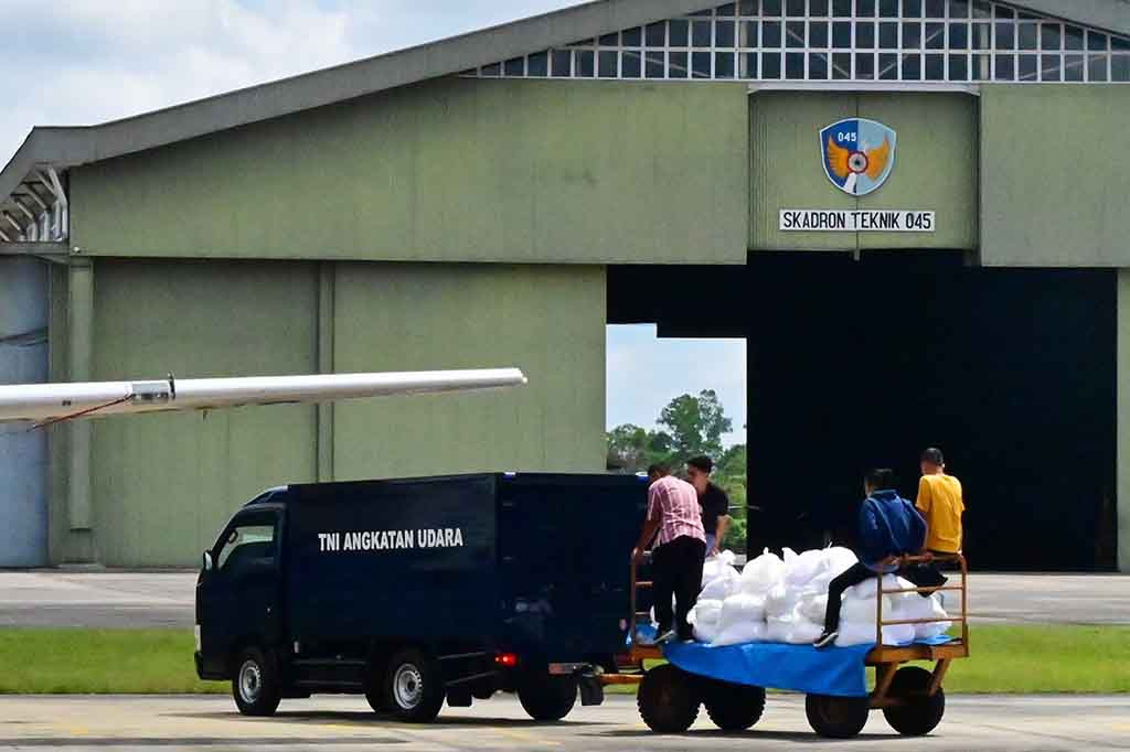 Operasi teknologi modifikasi cuaca (TMC) hujan buatan untuk penanganan kebakaran hutan dan lahan (Karhutla) di Provinsi Riau dipastikan kembali dilakukan besok Selasa, 12 September 2023. Operasi TMC digelar selama 12 hari kegiatan dengan persediaan garam atau NaCl sebanyak 15 ton yang akan disemai di langit Riau.
