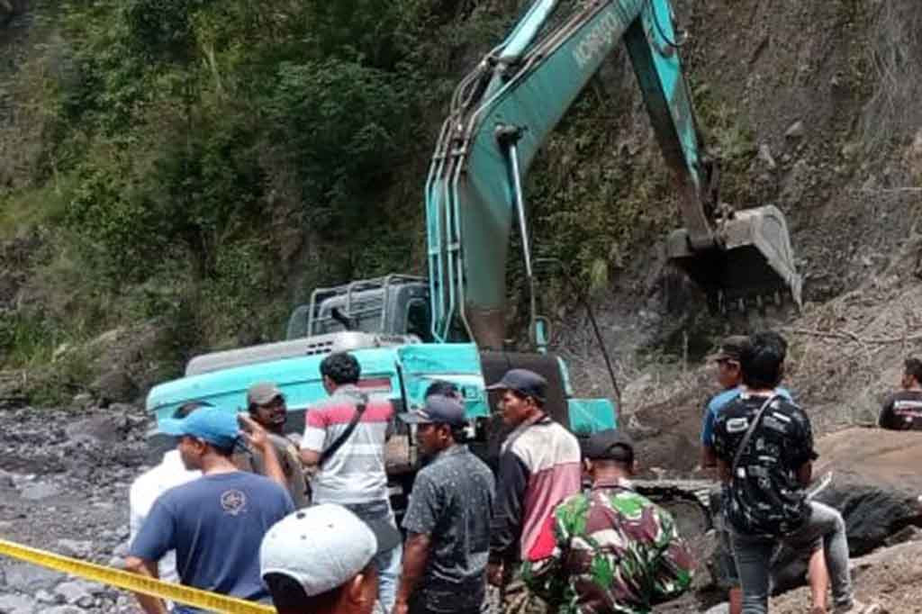 Tebing longsor di Banjar Dinas Kemoning, Desa Buana Giri, Kecamatan Bebandem, Kabupaten Karangasem, Bali mengakibatkan 3 korban meninggal dunia, dan 2 orang selamat dalam keadaan luka-luka, Senin, 11 September 2023 siang.