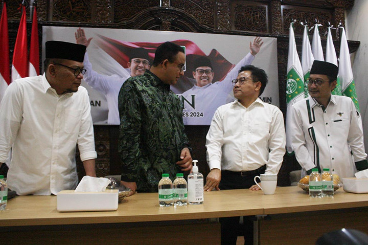 Anies dan Cak Imin melempar senyum serta melambaikan tangan kepada awak media. Keduanya sempat berfoto bersama sebelum masuk ke dalam Kantor DPP PKB.