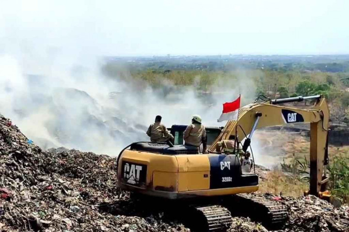 Petugas gabungan dari berbagai Instansi masih disiagakan di TPA Kopi Luhur, Kota Cirebon, Jawa Barat untuk mengantisipasi Terjadinya titik api baru dan kebakaran susulan.