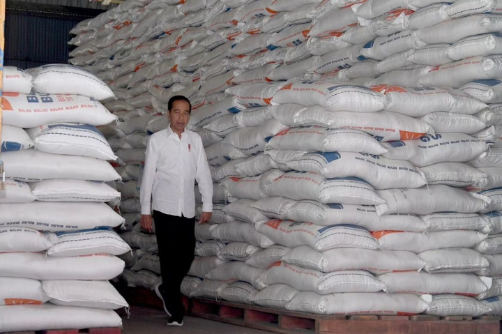 Presiden Joko Widodo (Jokowi) meninjau Cadangan Beras Pemerintah (CBP) pada gudang Badan Urusan Logistik (Bulog) di Bogor dan Jakarta untuk mengecek persediaan beras bagi kebutuhan masyarakat di tengah dampak kemarau akibat fenomena El Nino.