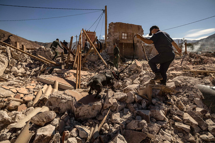 Tim penyelamat Maroko yang didukung oleh tim dari Spanyol, Inggris, Qatar, dan Uni Emirat Arab kini berjuang melawan waktu. “Kesulitan terbesar terjadi di daerah terpencil dan sulit diakses, seperti di sini, namun korban cedera bisa dievakuasi,” kata Annika Coll, ketua tim Spanyol, kepada AFP di komunitas Talat Nyacoub yang dilanda bencana.