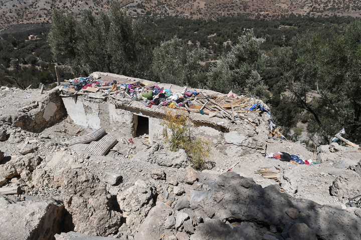 Albert Vasquez, petugas komunikasi unit Spanyol, memperingatkan pada hari Senin bahwa sangat sulit untuk menemukan orang yang hidup setelah tiga hari tetapi harapan masih ada.