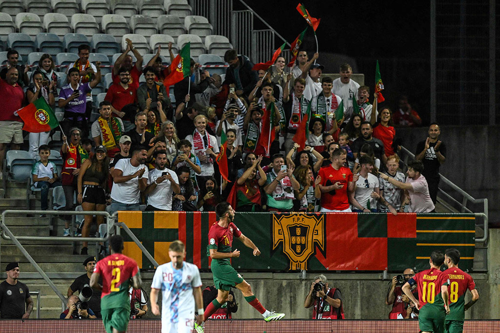 Meski tampil tanpa mega bintang Cristiano Ronaldo, Portugal bermain menyerang pada pertandingan ini dan berhasil membuka keran gol pada menit ke-12 melalui gol sundulan Goncalo Inacio memanfaatkan umpan silang Bruno Fernandes, sehingga skor berubah menjadi 1-0.