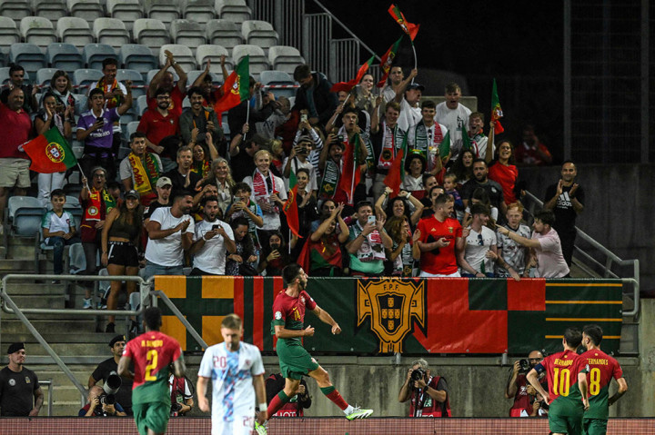 Meski tampil tanpa mega bintang Cristiano Ronaldo, Portugal bermain menyerang pada pertandingan ini dan berhasil membuka keran gol pada menit ke-12 melalui gol sundulan Goncalo Inacio memanfaatkan umpan silang Bruno Fernandes, sehingga skor berubah menjadi 1-0.