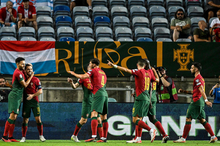 Berselang enam menit, Portugal menggandakan keunggulan melalui gol yang dicetak Goncalo Ramos setelah nenerima umpan Bernardo Silva dan skor berubah menjadi 2-0.