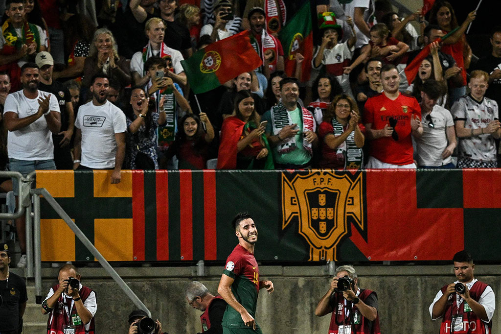 Portugal menutup babak pertama dengan keunggulan 4-0 setelah pada waktu tambahan Inacio mencetak gol keduanya melalui sundulan kepala setelah memanfaatkan umpan silang Fernandes.