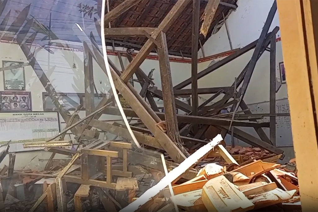 Ambruknya bangunan ini sudah terjadi sejak 6 bulan lalu saat siswa libur sekolah. Pihak sekolah pun sudah melaporkan kondisi tersebut ke dinas terkait, namun hingga kini belum ada realisasi perbaikan serta pembangunan.