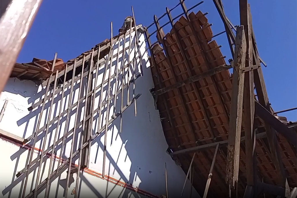 Empat atap ruangan yang ambruk terdiri dari kelas 4, kelas 5, kelas 6, serta ruang guru.