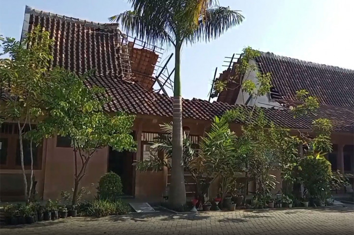  Empat bangunan ruang kelas Sekolah Dasar Negeri Ngotet, di Rembang, Jawa Tengah, Ambruk. Kondisi ini terjadi diduga usia bangunan yang sudah tua dan konstruksi atap yang rapuh akibat dimakan rayap.