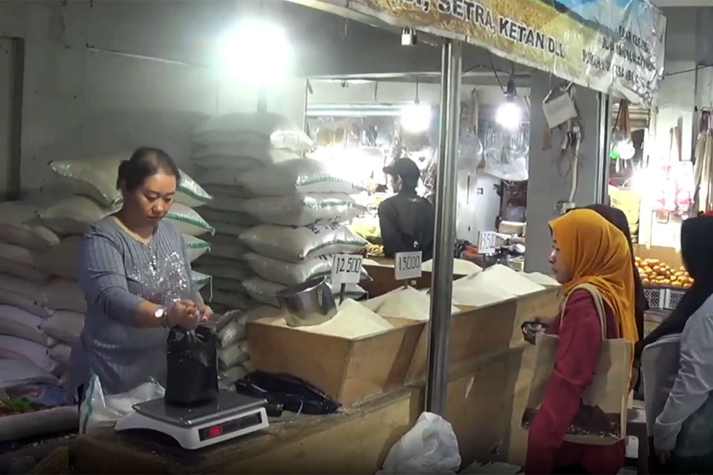 Akibat musim kemarau serta petani gagal panen, harga berbagai jenis beras di pasar tradisional di Kota Bandung, Jawa barat mengalami kenaikan. Kenaikan harga mencapai Rp1.000-Rp3.000 perkilogramnya. Selain mengalami kenaikan harga, stok beras juga menipis.