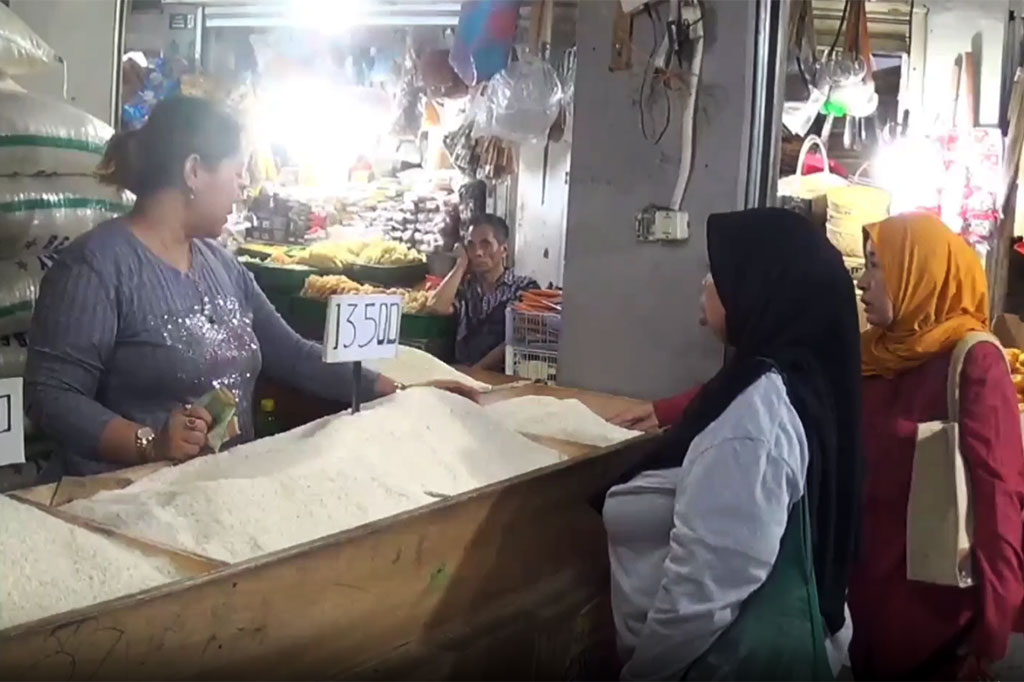 Seperti yang terjadi di pasar tradisional Kosambi, Kota Bandung hampir dua pekan lebih harga berbagai jenis beras mengalami kenaikan. Kenaikan harga beras ini berlaku mulai dari beras biasa hingga yang kualitas bagus. Kenaikan mencapai Rp1.000-Rp3.000 perkilogramnya.