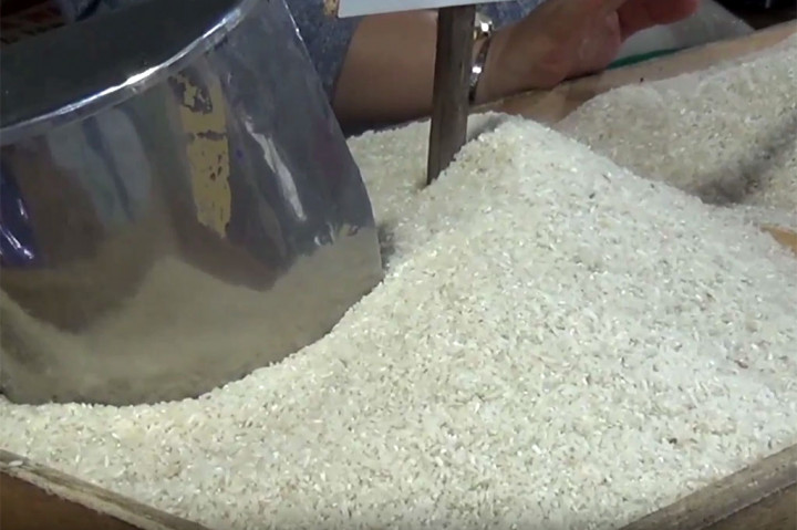 Kenaikan harga tersebut sangat dikeluhkan oleh para pedagang maupun pembeli. Menurut pedagang, naiknya harga beras membuat penjualan menurun. Padagang berharap agar harga beras kembali normal dan pasokan ada. 