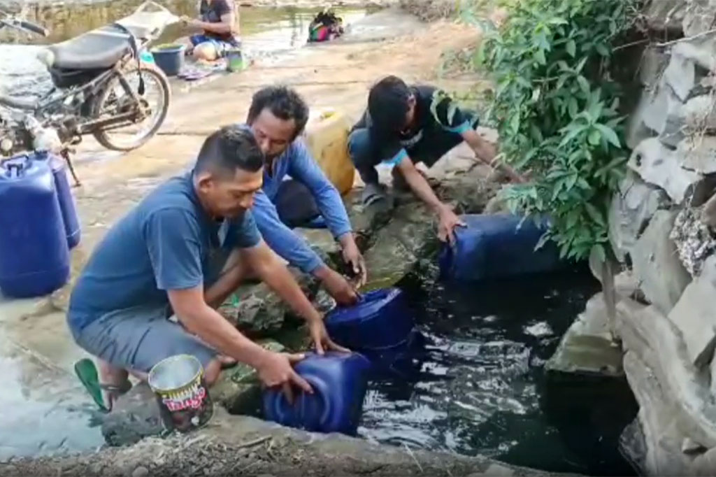 Aktifitas warga Kampung Citamiang, Desa Cikangkung, Kecamatan Ciracap, Sukabumi, sejak dua bulan terakhir ini terpaksa harus mencari sumber air bersih yang terdapat di aliran sungai. 
