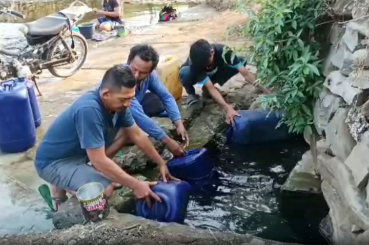 Aktifitas warga Kampung Citamiang, Desa Cikangkung, Kecamatan Ciracap, Sukabumi, sejak dua bulan terakhir ini terpaksa harus mencari sumber air bersih yang terdapat di aliran sungai. 
