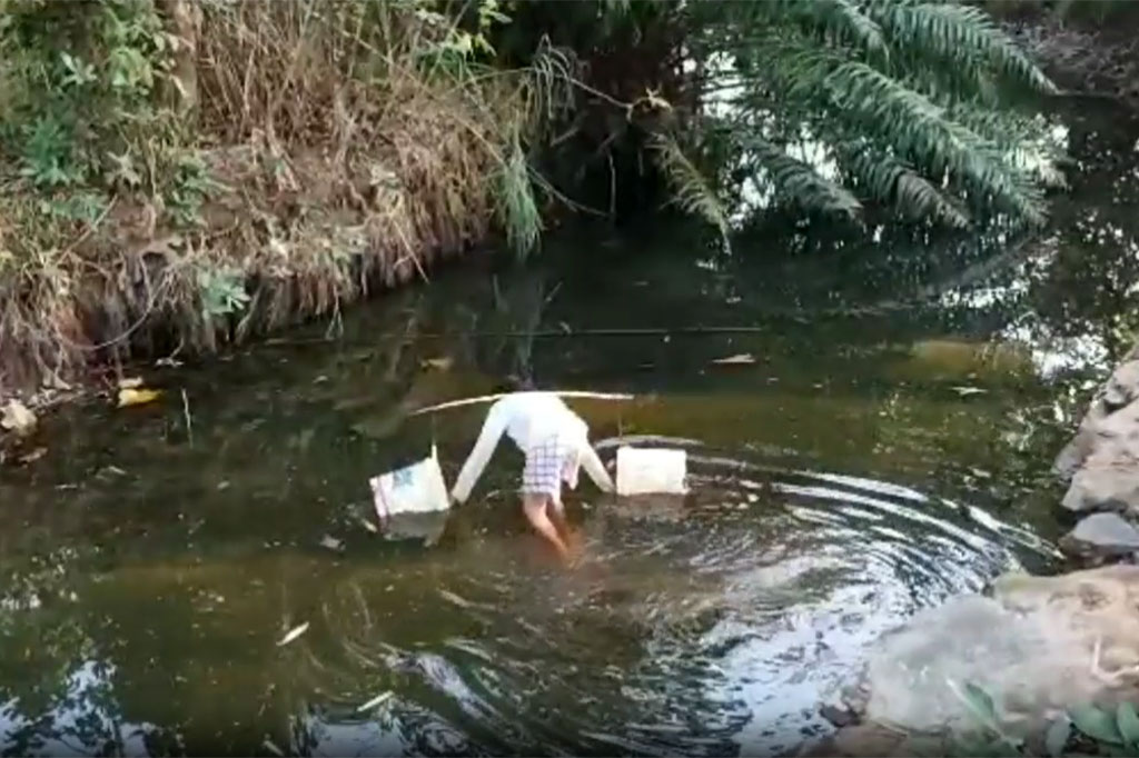 Setiap hari baik pagi maupun sore hari warga berbondong-bondong menggunakan motor untuk mengambil air dan mencuci di lokasi ini, karena sumur resapan warga sudah kering. 