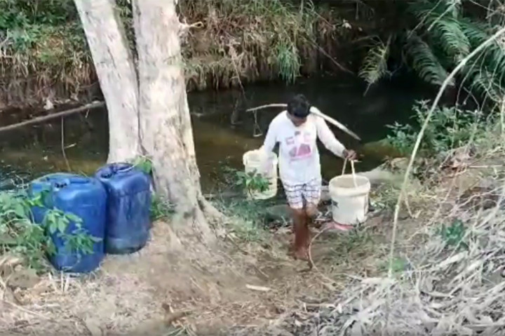 Meski harus menempuh jarak satu kilo bahkan lebih, sumber air ini sangat membantu untuk memenuhi kebutuhan rumah tangga mereka. Warga pun berharap ada bantuan pipanisasi atau sumur bor agar kesulitan air bersih di setiap musim kemarau bisa tertangani.