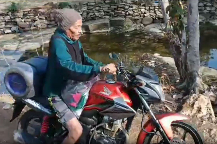 Menurut Anang Sadeli, sudah satu bulan lebih warga terpaksa mengambil air di lokasi tersebut. Hal ini juga dirasakan Cacu, bapak berumur 63 tahun ini mengungkapkan, seluruh warga yang membutuhkan air setiap hari memanfaatkan sumber air ini. Apalagi ibu-ibu aktifitas mencuci juga dilokasi ini yang jaraknya cukup jauh dari rumah. Warga mengaku sudah mengajukan bantuan ke pemerintah, namun belum ada respon.