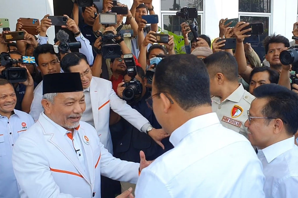 Kompak mengenakan kemeja warna putih dan celana gelap, Anies dan Cak Imin tiba di Kantor DPP PKS, Pasar Minggu, Jakarta Selatan sekitar pukul 12.35 WIB.