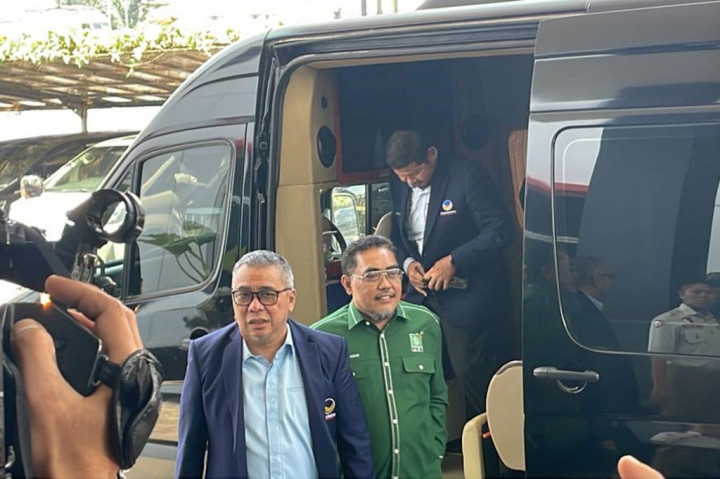 Dalam pertemuan tersebut, Anies dan Cak Imin juga didampingi oleh beberapa pengurus partai NasDem, di antaranya Waketum NasDem Ahmad Ali, Ketua Fraksi NasDem DPR Roberth Rouw, Bendum NasDem Ahmas Sahroni. 
