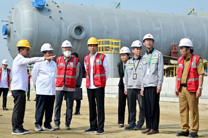 Presiden Joko Widodo meninjau area perengkahan nafta PT Lotte Chemical Indonesia (LCI) di Kota Cilegon, Provinsi Banten, pada Selasa, 12 September 2023. 