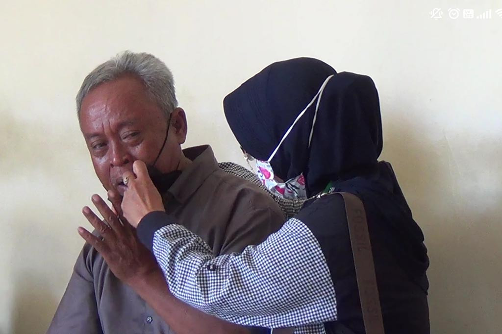 Kepala Desa Dengok Kecamatan Padangan Kabupaten Bojonegoro, Supriyanto, menangis, usai dicecar sejumlah pertanyaan majelis hakim, dalam sidang di Pengadilan Tipikor Surabaya, Senin, 11 September 2023. Supriyanto dijadikan sebagai saksi dalam sidang kasus dugaan korupsi Bantuan Keuangan Khusus (BKKD) Kabupaten Bojonegoro 2022, dengan terdakwa kontraktor Bambang Soejatmiko.