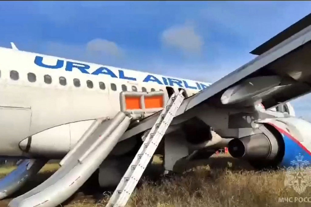 Sebuah pesawat penumpang Airbus A320 milik Rusia yang terbang dari resor Laut Hitam Sochi ke Kota Omsk di Siberia dengan 167 orang di dalamnya, melakukan pendaratan darurat di ladang Siberia, Selasa, 12 September 2023.