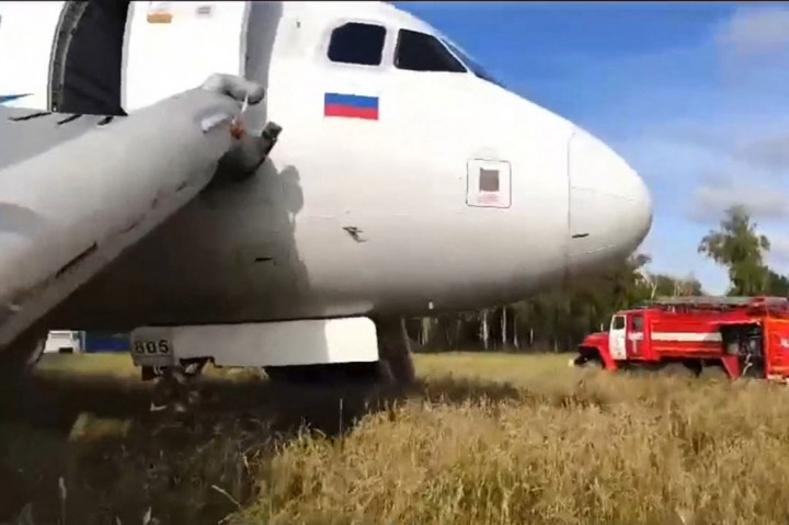Dikatakan bahwa pendaratan tersebut terjadi di lokasi yang dipilih dari udara dekat desa Kamenka, di wilayah Novosibirsk, Siberia. Ada 159 penumpang dan enam awak di pesawat tersebut.