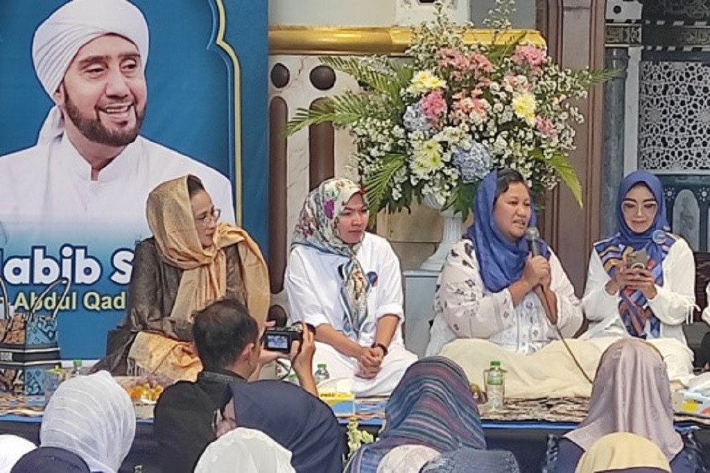Wakil Ketua MPR Lestari Moerdijat mengajak ratusan kader NasDem di Jawa Tengah yang akan berjuang di Pemilu 2024, untuk melakukan silaturahmi dan sekaligus berselawat bersama Habib Syech bin Abdul Qodir Assegaf di Masjid Bustanul 'Asyiqin Majelis Ahbaabul Musthofa', Solo, Selasa, 12 September 2023.