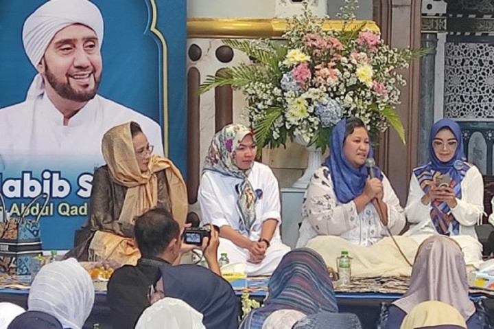 Wakil Ketua MPR Lestari Moerdijat mengajak ratusan kader NasDem di Jawa Tengah yang akan berjuang di Pemilu 2024, untuk melakukan silaturahmi dan sekaligus berselawat bersama Habib Syech bin Abdul Qodir Assegaf di Masjid Bustanul 'Asyiqin Majelis Ahbaabul Musthofa', Solo, Selasa, 12 September 2023.