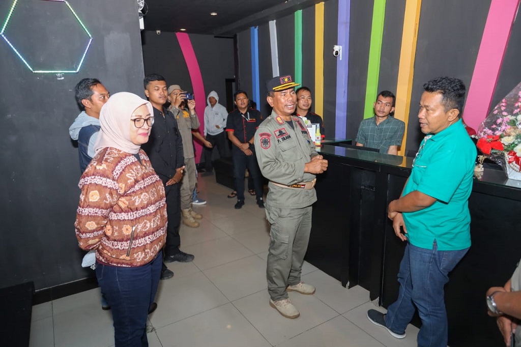 Kepala Dinas Penanaman Modal Pelayanan Terpadu Satu Pintu (DPM PTSP) Kota Pematang Siantar, Sofie M Saragih didampingi Kepala Satuan Polisi Pamong Praja Pematang Siantar Pariaman Silaen dan beberapa organisasi perangkat daerah (OPD) terkait saat di lokasi mempertanyakan izin serta batas waktu beroperasinya THM Anda Club.