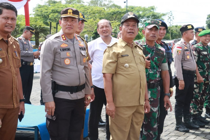 Bupati Simalungun Radiapoh Hasiholan Sinaga menyampaikan esok hari, Rabu, 13 September 2023 adalah puncak pesta demokrasi tingkat nagori (desa) yang akan dilaksanakan secara serentak di 77 Nagori pada 28 Kecamatan di wilayah Kabupaten Simalungun.