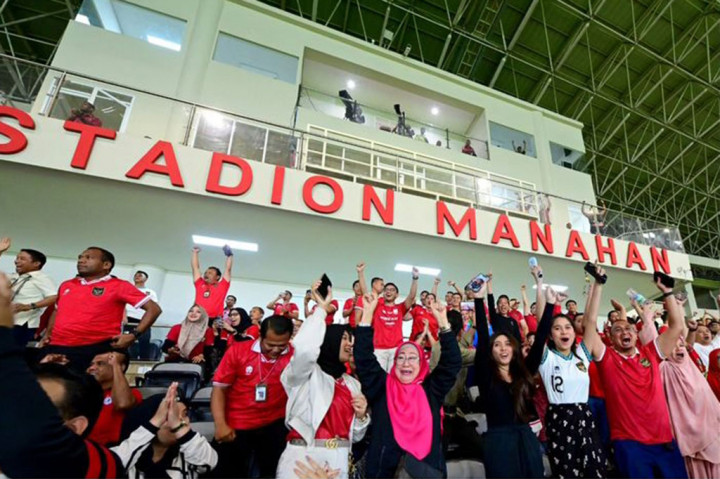 Presiden Jokowi pun mengapresiasi kerja sama apik antarlini timnas Indonesia dalam pertandingan tersebut. 