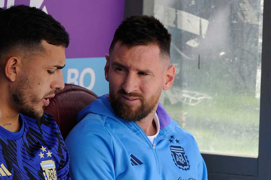 Lionel Messi, yang memiliki jadwal padat bersama klubnya Inter Miami, menyaksikan rekan satu timnya dari bangku cadangan dan tidak masuk dalam skuad. Pekan lalu La Pulga mencetak gol kemenangan 1-0 atas Ekuador.