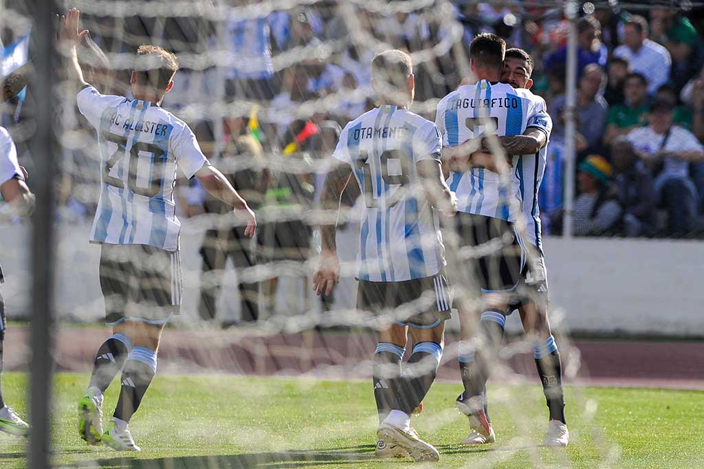 Pada menit ke-42 Argentina berhasil menggandakan keunggulan lewat sundulan Nicolas Tagliafico menyambut tendangan bebas Di Maria yang melewati kiper Bolivia Guillermo Viscarra. Skor 2-0 untuk Albiceleste bertahan hingga turun minum.