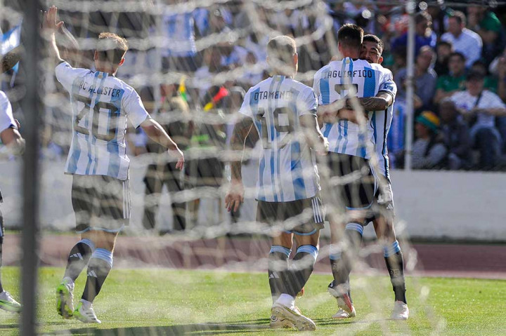 Pada menit ke-42 Argentina berhasil menggandakan keunggulan lewat sundulan Nicolas Tagliafico menyambut tendangan bebas Di Maria yang melewati kiper Bolivia Guillermo Viscarra. Skor 2-0 untuk Albiceleste bertahan hingga turun minum.
