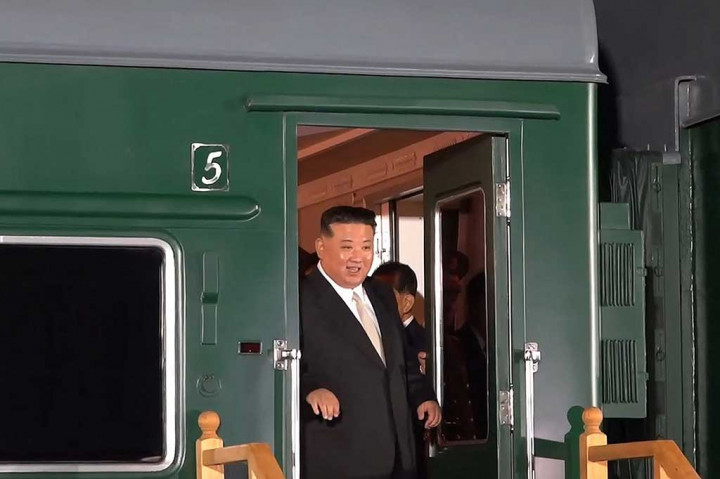  Pemimpin Korea Utara Ki Jong-un telah tiba di Rusia dengan menaiki kereta lapis baja. Kedatangan Kim, dikatakan Kremlin, untuk berdiskusi secara komprehensif dengan Presiden Vladimir Putin di tengah peringatan dari Washington bahwa mereka seharusnya tidak menyetujui kesepakatan senjata.