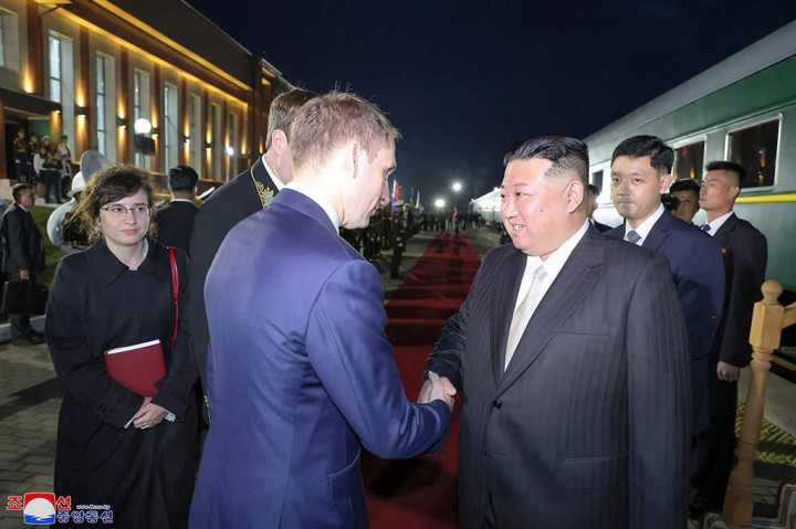 Kim turun dari kereta disambut oleh Menteri Sumber Daya Alam Rusia Alexander Kozlov.