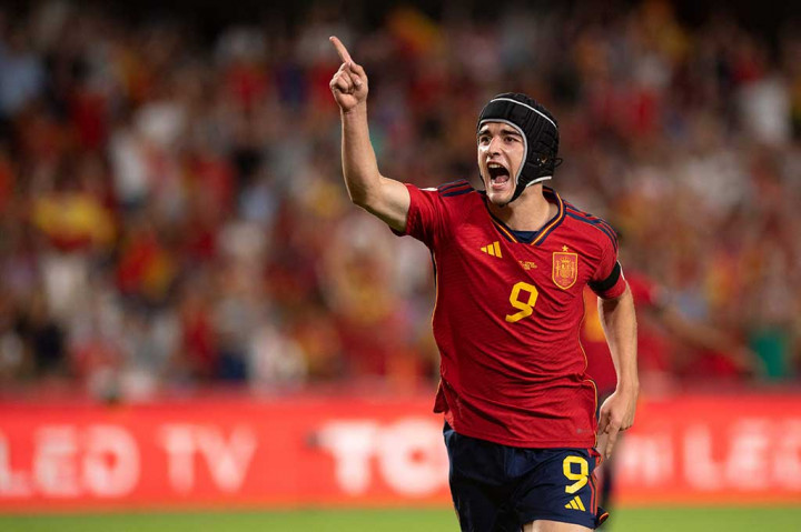 Tim Matador mengambil inisiatif menyerang terlebih dahulu pada babak pertama dan mendominasi penguasaan bola. Namun skuad asuhan Luis De La Fuente baru bisa menjebol gawang tim tamu pada menit ke-18 setelah umpan Nico Willams dapat disambar Gavi untuk mengubah skor menjadi 1-0.