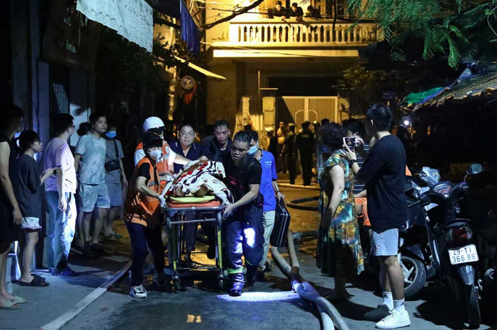 Tim penyelamat berjuang untuk mengakses gedung di kawasan pemukiman padat di barat daya Hanoi, yang terletak di gang sempit tersebut.