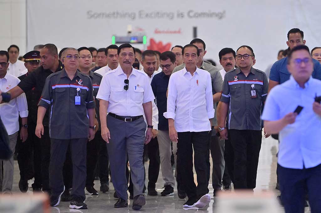Jokowi tiba di Stasiun KCJB Halim sekitar pukul 08.50 WIB, didampingi Menko Maritim dan Investasi Luhut Binsar Pandjaitan, Menteri Perhubungan Budi Karya Sumadi, Menteri BUMN Erick Thohir, Sekretaris Kabinet Pramono Anung, Menteri Agraria dan Tata Ruang Hadi Tjahjanto, Direktur Utama KCIC Dwiyana Slamet Riyadi, Mantan Menteri Pariwisata dan Ekonomi Kreatif Wishnutama, dan Pj Gubernur Jawa Barat Bey Machmudin.
