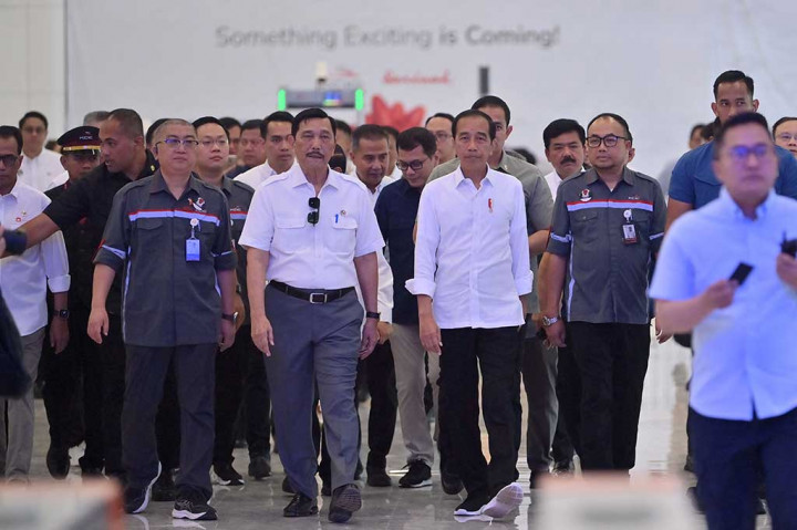 Jokowi tiba di Stasiun KCJB Halim sekitar pukul 08.50 WIB, didampingi Menko Maritim dan Investasi Luhut Binsar Pandjaitan, Menteri Perhubungan Budi Karya Sumadi, Menteri BUMN Erick Thohir, Sekretaris Kabinet Pramono Anung, Menteri Agraria dan Tata Ruang Hadi Tjahjanto, Direktur Utama KCIC Dwiyana Slamet Riyadi, Mantan Menteri Pariwisata dan Ekonomi Kreatif Wishnutama, dan Pj Gubernur Jawa Barat Bey Machmudin.