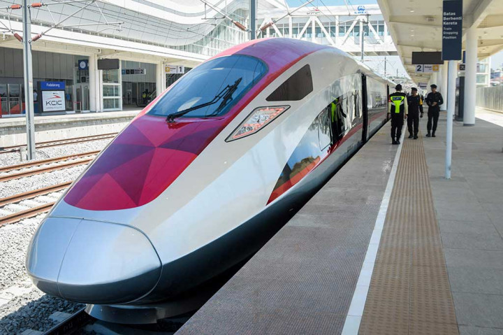 Soft launching pengoperasian kereta cepat ditargetkan dimulai pada 1 Oktober 2023. Pengoperasian akan dilakukan secara bertahap mulai dari 8 perjalanan kereta di bulan Oktober. Lalu, pada November bertambah menjadi 28 perjalanan kereta, pada Desember terdapat 40 perjalanan kereta, dan Januari 2024 mencapai 68 perjalanan kereta.