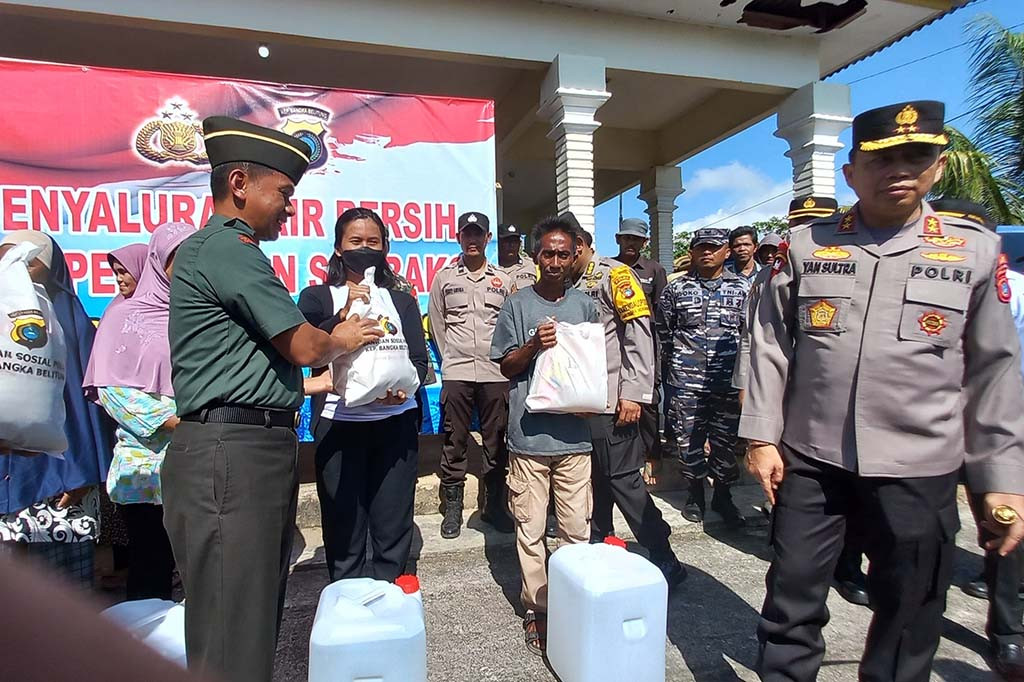 Tidak jauh dari deretan galon dan derigen yang terisi air, tampak ibu ibu rumah tangga dari Desa Batu Belubang Bangka Tengah mengantri untuk mendapatkan air bersih.