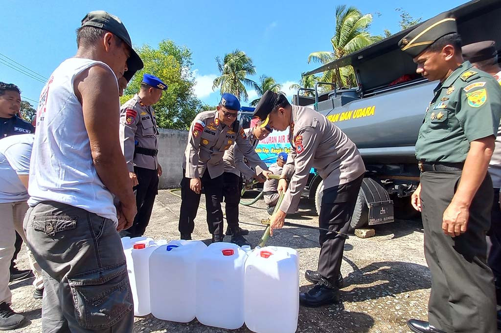 Satu persatu dengan sigap personil kepolisian itu mengambil galon dan derigen kosong untuk di isikan air bersih dari mobil water treatmen milik Polda Babel. Rabu, 13 September 2023.