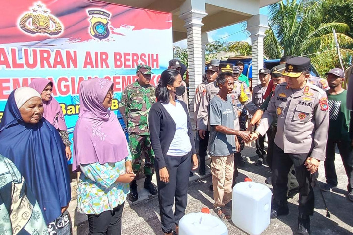 Lantaran hari itu, Kepolisian daerah (Polda) Babel mendistribusikan air bersih gratis kepada warga Desa Batu Belubang yang terdampak kekeringan.