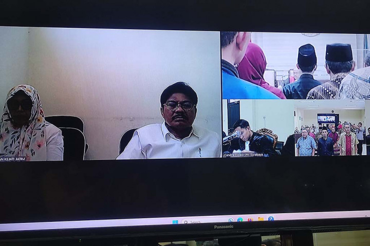 Selain mantan Kepala Dinas Pendidikan Jawa Timur Saiful Rachman, terdakwa lain kasus dugaan korupsi dana alokasi khusus, adalah mantan kepala SMK swasta di Jember, Eny Rustiana. Eny menjadi terdakwa karena bekerja sama dengan Saiful Rachman, dalam kasus dugaan korupsi tersebut. Kedua terdakwa mengikuti sidang secara virtual, dari Rumah Tahanan Negara Kejaksaan Tinggi Jawa Timur.