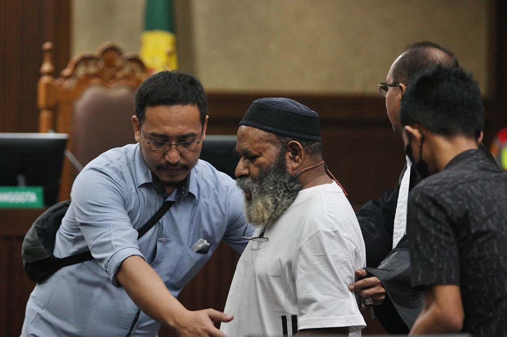 Uang denda itu wajib dibayarkan dalam waktu sebulan setelah vonis berkekuatan hukum tetap. Jika tidak, pidana penjaranya bakal ditambah sesuai dengan keputusan hakim.