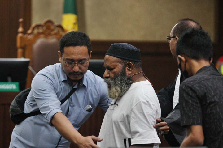 Uang denda itu wajib dibayarkan dalam waktu sebulan setelah vonis berkekuatan hukum tetap. Jika tidak, pidana penjaranya bakal ditambah sesuai dengan keputusan hakim.