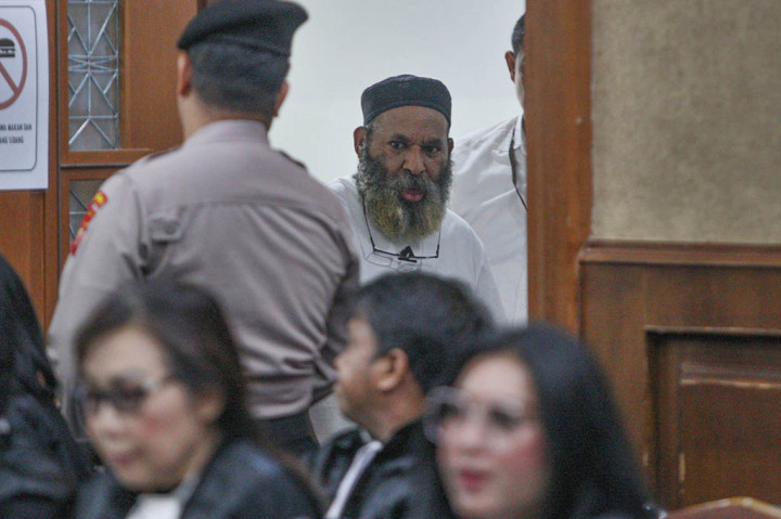 Pembacaan tuntutan untuk mantan Gubernur Papua Lukas Enembe dalam kasus dugaan penerimaan suap dan gratifikasi di wilayahnya rampung. Jaksa penuntut umum (JPU) pada Komisi Pemberantasan Korupsi (KPK) meminta majelis hakim memberikan vonis sepuluh tahun enam bulan penjara.